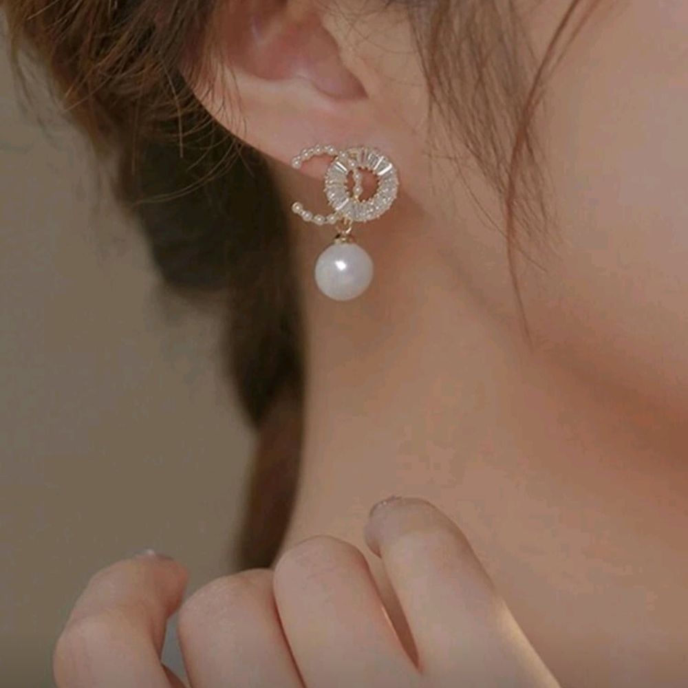 Elegant Gold and Pearl Earrings - Picture 3 of 5